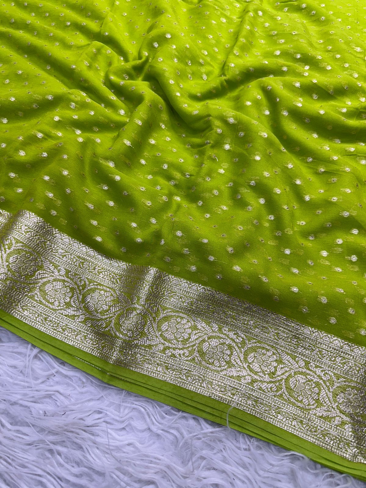 Latest Wedding wear Padding Color Viscose Georgette Jacquard Weaving Work Designer Saree