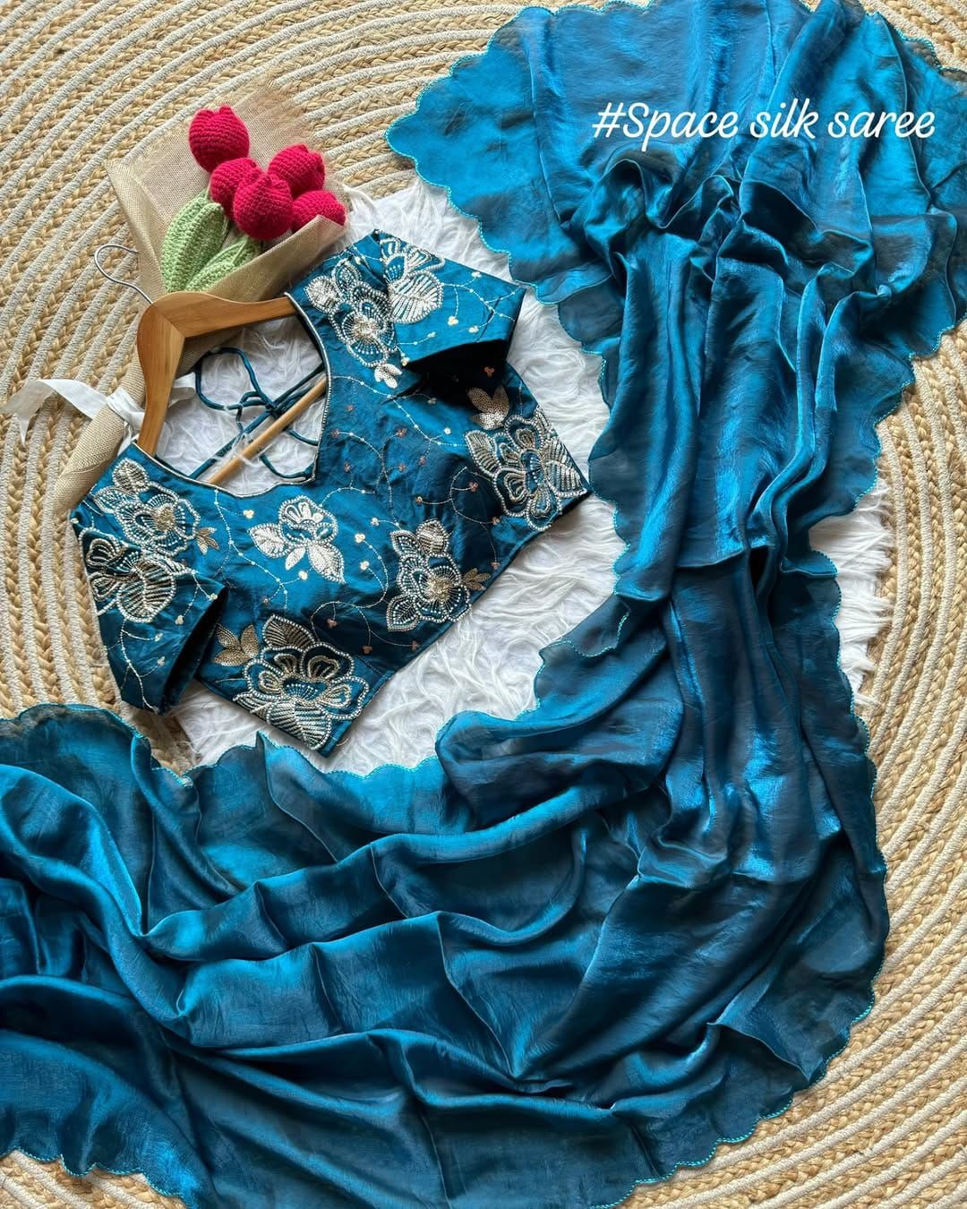 Exclusive pure space silk Wghtless Pattern Saree