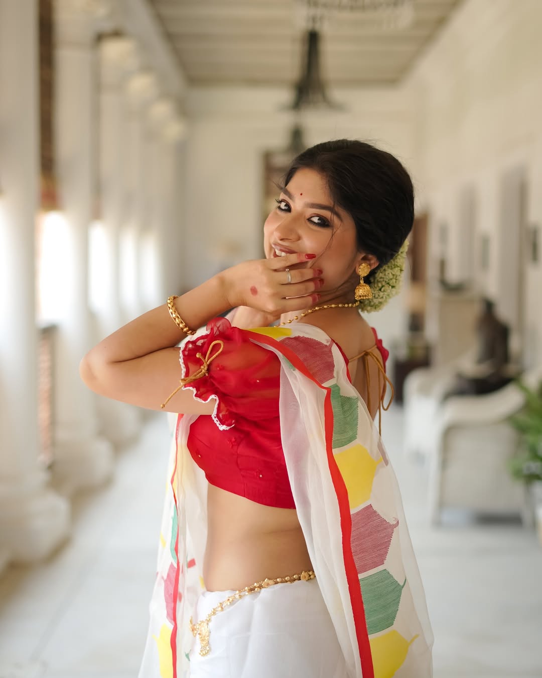 This beautiful linen cotton saree features a stunning digital temple print border