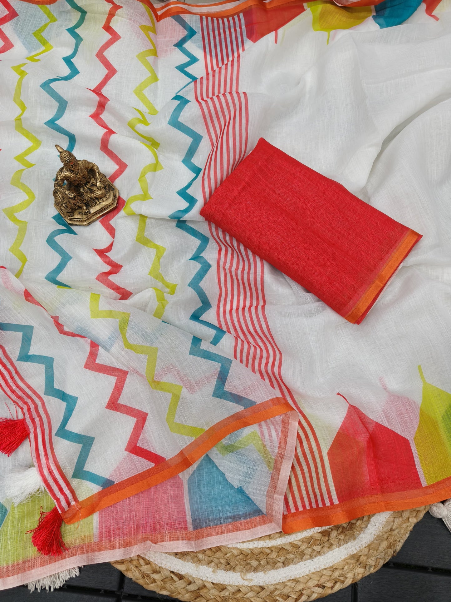This beautiful linen cotton saree features a stunning digital temple print border