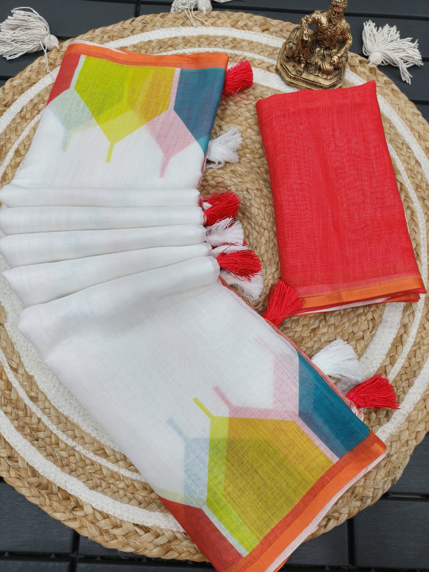 This beautiful linen cotton saree features a stunning digital temple print border