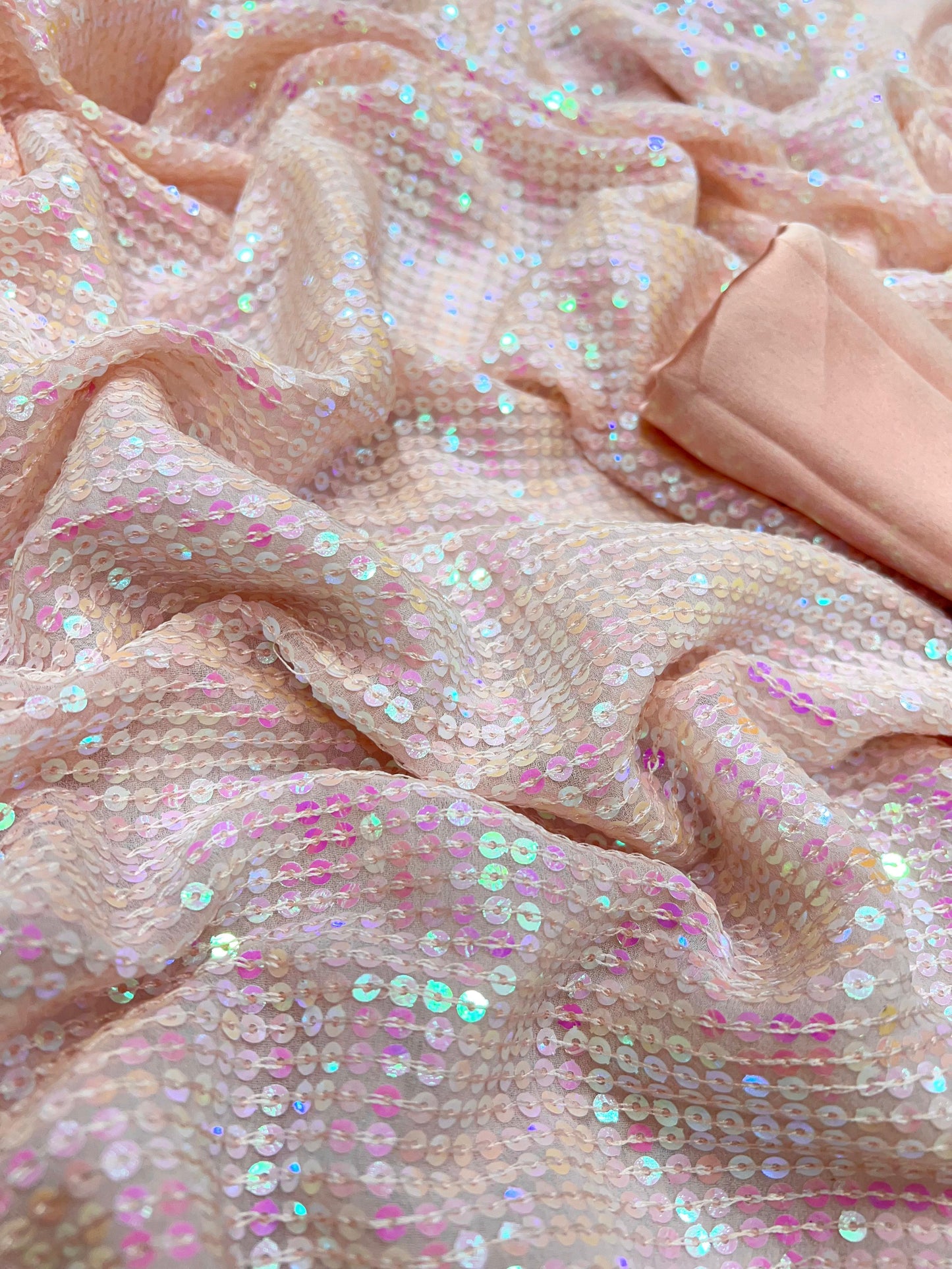 😍Flawless for any sangeet or cocktail party, this designer saree will elevate your style quotient.