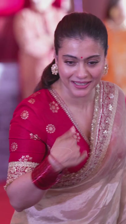 😍The sparkling beauty of this contemporary saree lies in the intricate handcrafted embellishments running across the drape